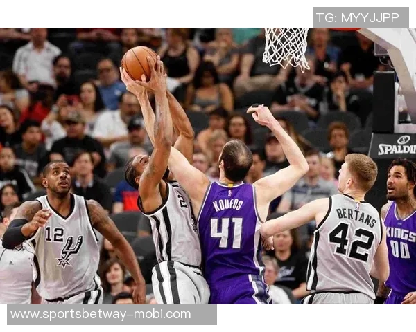 威利格林赞莱昂纳德高难度投篮展现出色实力曾多次见证其精彩表现 威利格林赞莱昂纳德高难度投篮展现出色实力曾多次见证其精彩表现